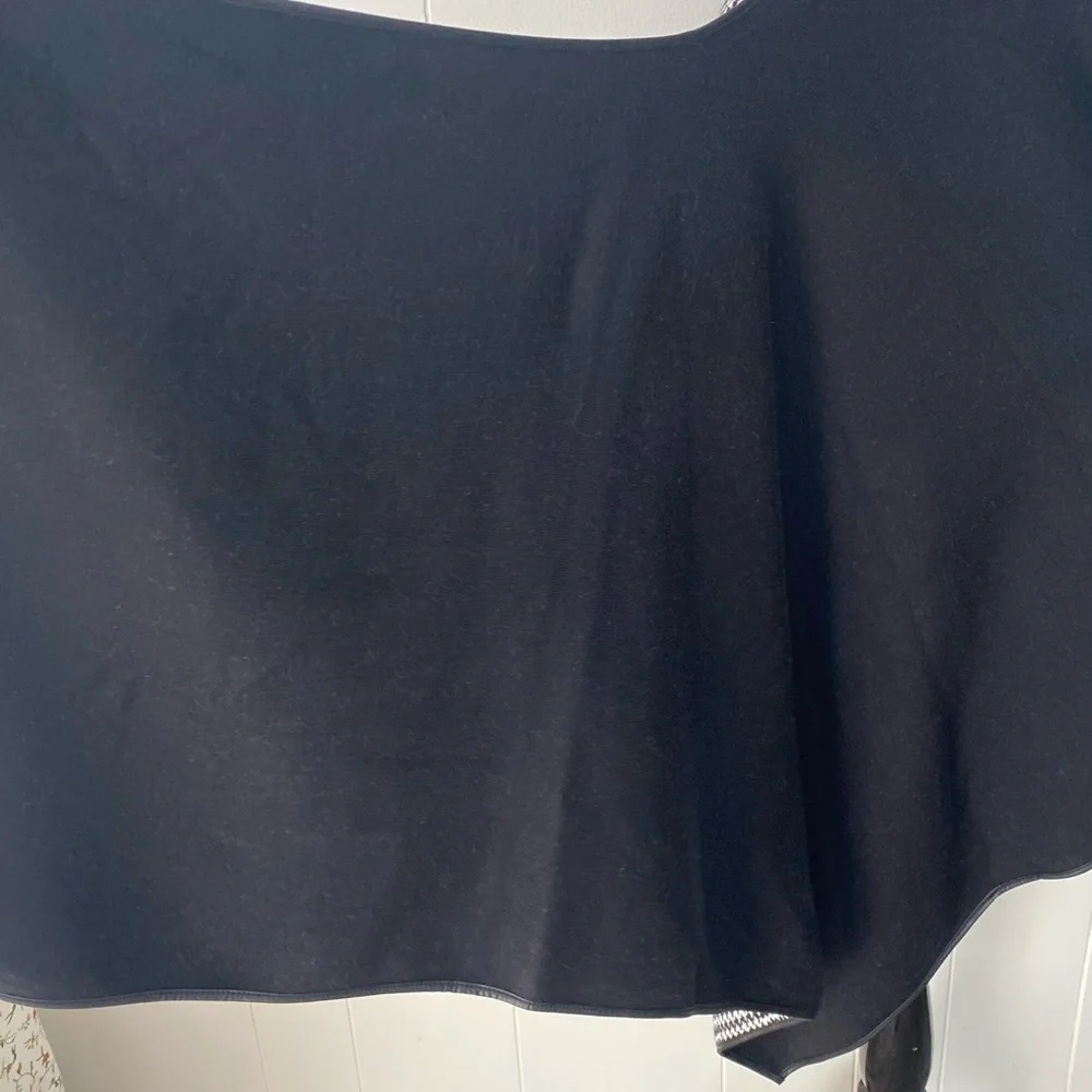 Talbots Reversible Black & White Herringbone Fall Winter Wrap Cape Shawl Sz M/L - Picture 7 of 8